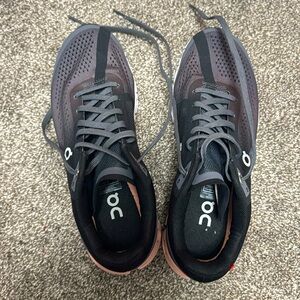 On Cloud black sneakers with pink sole size 8.5